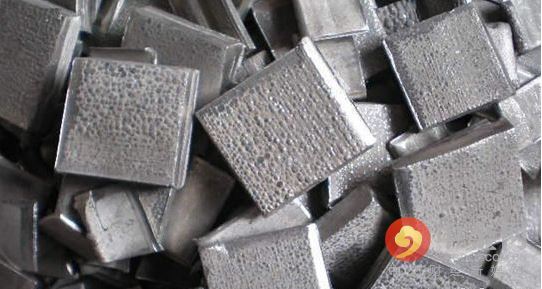 5月期鎳連續(xù)第三個(gè)月下跌，周四觸及去年6月來最低水準(zhǔn)每噸8,810美元，今年迄今下跌12%，是跌幅最大的主要基本金屬。